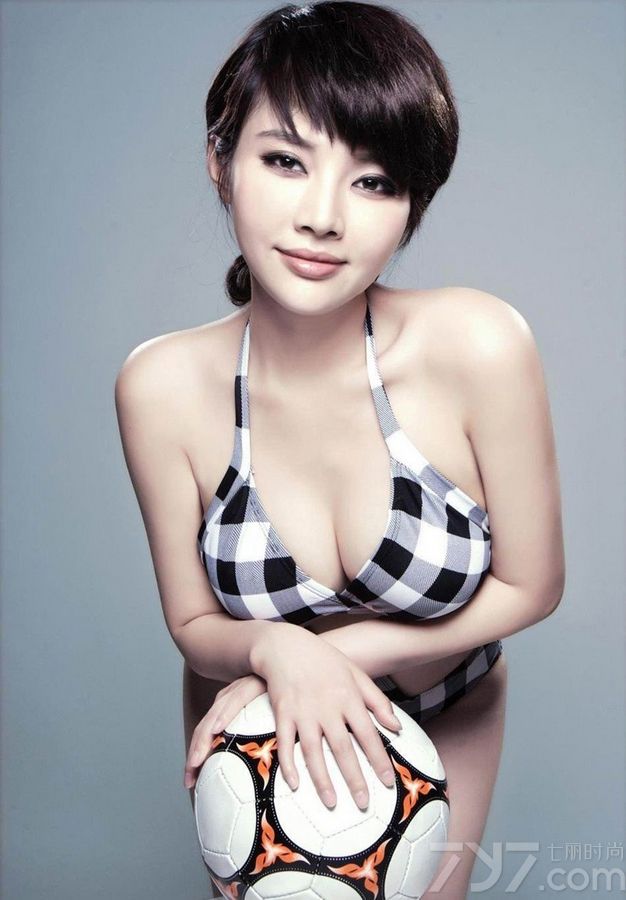 足球宝贝们的魅力一直都是不可忽视的，今天就为大家分享一组超高清美女性感写真，狐魅的嘴唇与眼神，让人不也直视。身穿黑白格子内衣套装，完美展现香肩巨乳美臀，手拿足球，诱人万分。