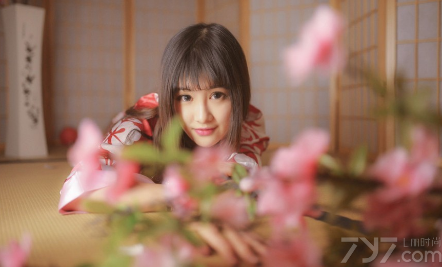 少女的青涩娇羞，穿上梦幻唯美的和服之后，格外有极致的柔情魅力，这组由日本少女拍摄的和服写真，略带一些撩人的性感画面，直逼男性的诱惑致命底线，分享一组日本少女性感和服写真，看樱花下少女的媚态诱惑不断。