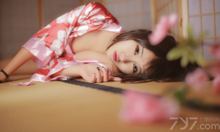 少女的青涩娇羞，穿上梦幻唯美的和服之后，格外有极致的柔情魅力，这组由日本少女拍摄的和服写真，略带一些撩人的性感画面，直逼男性的诱惑致命底线，分享一组日本少女性感和服写真，看樱花下少女的媚态诱惑不断。