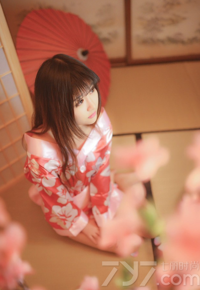 少女的青涩娇羞，穿上梦幻唯美的和服之后，格外有极致的柔情魅力，这组由日本少女拍摄的和服写真，略带一些撩人的性感画面，直逼男性的诱惑致命底线，分享一组日本少女性感和服写真，看樱花下少女的媚态诱惑不断。
