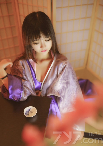 少女的青涩娇羞，穿上梦幻唯美的和服之后，格外有极致的柔情魅力，这组由日本少女拍摄的和服写真，略带一些撩人的性感画面，直逼男性的诱惑致命底线，分享一组日本少女性感和服写真，看樱花下少女的媚态诱惑不断。