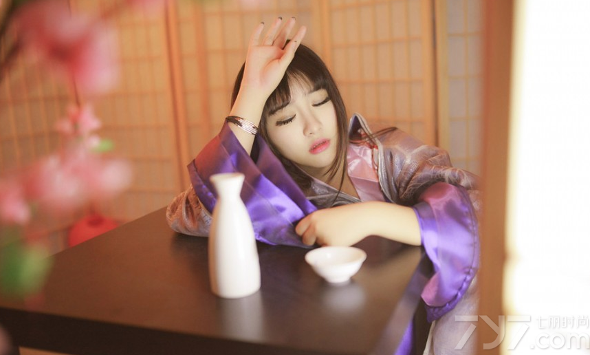 少女的青涩娇羞，穿上梦幻唯美的和服之后，格外有极致的柔情魅力，这组由日本少女拍摄的和服写真，略带一些撩人的性感画面，直逼男性的诱惑致命底线，分享一组日本少女性感和服写真，看樱花下少女的媚态诱惑不断。