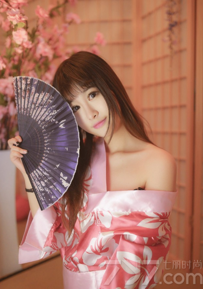 少女的青涩娇羞，穿上梦幻唯美的和服之后，格外有极致的柔情魅力，这组由日本少女拍摄的和服写真，略带一些撩人的性感画面，直逼男性的诱惑致命底线，分享一组日本少女性感和服写真，看樱花下少女的媚态诱惑不断。