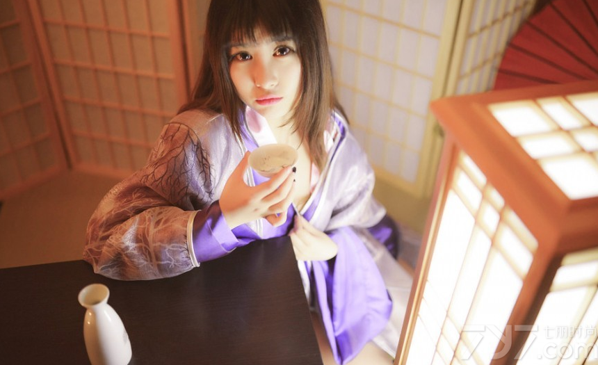 少女的青涩娇羞，穿上梦幻唯美的和服之后，格外有极致的柔情魅力，这组由日本少女拍摄的和服写真，略带一些撩人的性感画面，直逼男性的诱惑致命底线，分享一组日本少女性感和服写真，看樱花下少女的媚态诱惑不断。