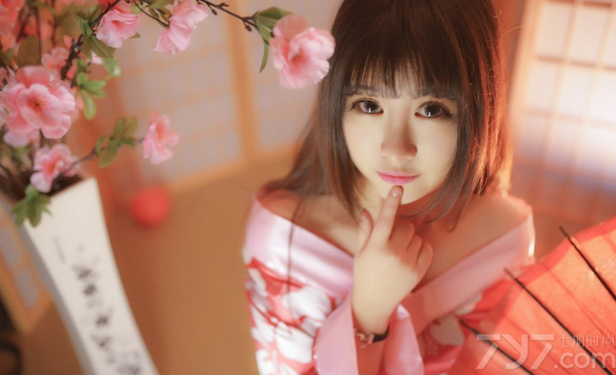 少女的青涩娇羞，穿上梦幻唯美的和服之后，格外有极致的柔情魅力，这组由日本少女拍摄的和服写真，略带一些撩人的性感画面，直逼男性的诱惑致命底线，分享一组日本少女性感和服写真，看樱花下少女的媚态诱惑不断。