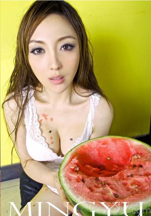 西瓜是每个人都喜爱的，也是盛夏必吃的水果之一，想知道性感美女们吃西瓜是什么样子吗？下面为大家分享一组巨乳美女吃西瓜写真，清秀的长相，白皙的肌肤，身穿白色背心，手捧西瓜，脖子胸上都掉满，让人想入菲菲。