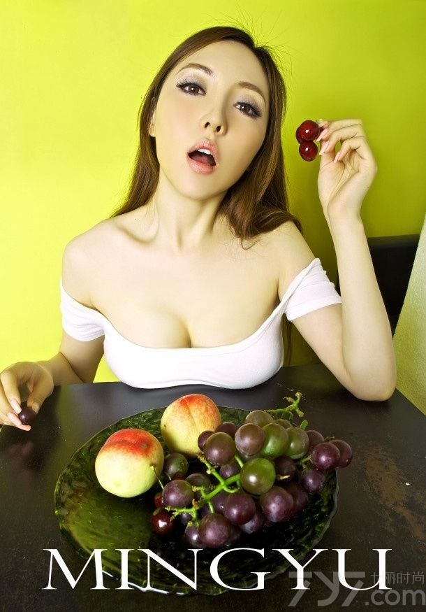 西瓜是每个人都喜爱的，也是盛夏必吃的水果之一，想知道性感美女们吃西瓜是什么样子吗？下面为大家分享一组巨乳美女吃西瓜写真，清秀的长相，白皙的肌肤，身穿白色背心，手捧西瓜，脖子胸上都掉满，让人想入菲菲。