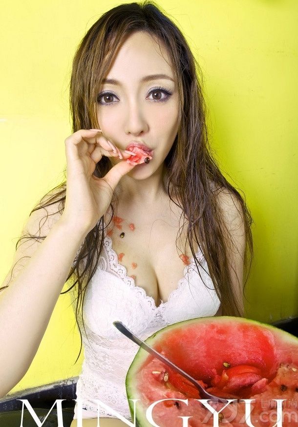 西瓜是每个人都喜爱的，也是盛夏必吃的水果之一，想知道性感美女们吃西瓜是什么样子吗？下面为大家分享一组巨乳美女吃西瓜写真，清秀的长相，白皙的肌肤，身穿白色背心，手捧西瓜，脖子胸上都掉满，让人想入菲菲。