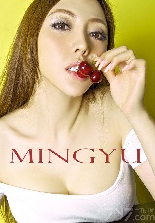 西瓜是每个人都喜爱的，也是盛夏必吃的水果之一，想知道性感美女们吃西瓜是什么样子吗？下面为大家分享一组巨乳美女吃西瓜写真，清秀的长相，白皙的肌肤，身穿白色背心，手捧西瓜，脖子胸上都掉满，让人想入菲菲。