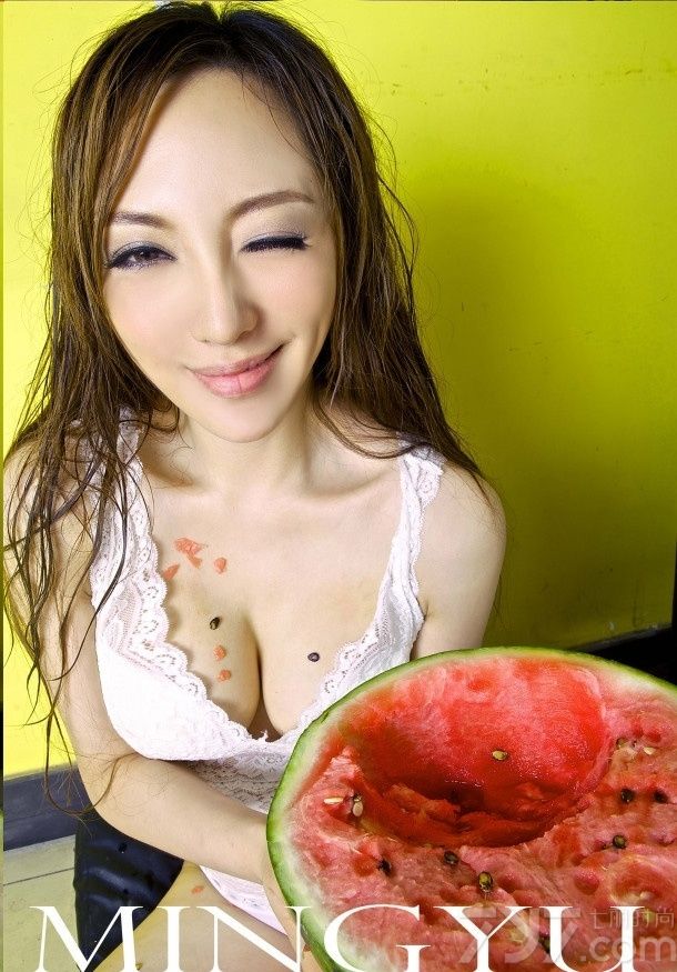 西瓜是每个人都喜爱的，也是盛夏必吃的水果之一，想知道性感美女们吃西瓜是什么样子吗？下面为大家分享一组巨乳美女吃西瓜写真，清秀的长相，白皙的肌肤，身穿白色背心，手捧西瓜，脖子胸上都掉满，让人想入菲菲。