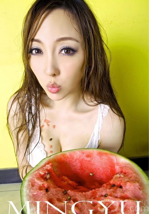 西瓜是每个人都喜爱的，也是盛夏必吃的水果之一，想知道性感美女们吃西瓜是什么样子吗？下面为大家分享一组巨乳美女吃西瓜写真，清秀的长相，白皙的肌肤，身穿白色背心，手捧西瓜，脖子胸上都掉满，让人想入菲菲。