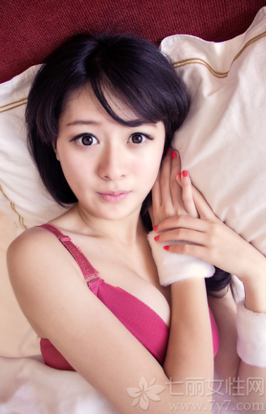 拥有一双放电大眼的性感萝莉美女，看着甜美的容颜已经让人无法转移视线，加上魔鬼般的性感身材，更将性感致命魅力挥发到了极致，白皙透亮的肌肤，躺在床上拍摄的性感写真，冲击了男性的性感焦点，分享一组大眼萝莉美女甜美睡颜写真，看性感美胸的另类诱惑。