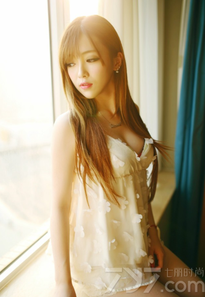 在阳光照耀下的明媚女子显得格外光彩亮丽，穿着性感睡衣，展示出完美身材，白皙肌肤以及傲人美胸的性感魅力，都让男性们无法抗拒，稍显哀怨的妩媚姿态也不影响诱人气息，分享一组阳光女孩明媚写真图片，看性感美胸的清晨诱惑。