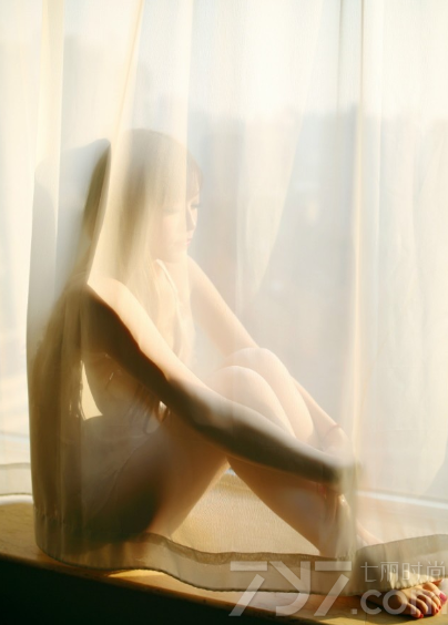 在阳光照耀下的明媚女子显得格外光彩亮丽，穿着性感睡衣，展示出完美身材，白皙肌肤以及傲人美胸的性感魅力，都让男性们无法抗拒，稍显哀怨的妩媚姿态也不影响诱人气息，分享一组阳光女孩明媚写真图片，看性感美胸的清晨诱惑。