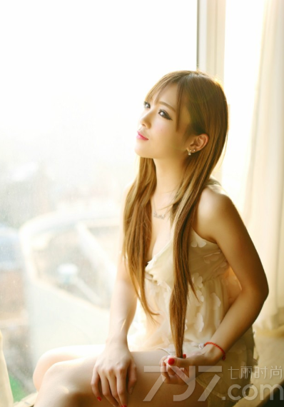 在阳光照耀下的明媚女子显得格外光彩亮丽，穿着性感睡衣，展示出完美身材，白皙肌肤以及傲人美胸的性感魅力，都让男性们无法抗拒，稍显哀怨的妩媚姿态也不影响诱人气息，分享一组阳光女孩明媚写真图片，看性感美胸的清晨诱惑。