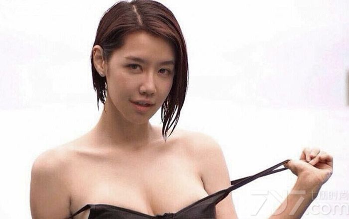 泰国漂亮辣妈Mookies Zapp成功走红，有“性感之星”称号的她近日拍摄了一组比基尼写真，拥有超白皙的皮肤、可爱气质外表及绝佳身材的她，这组写真中展现出的火辣程度让人相当血脉喷张，看了简直难以自拔！