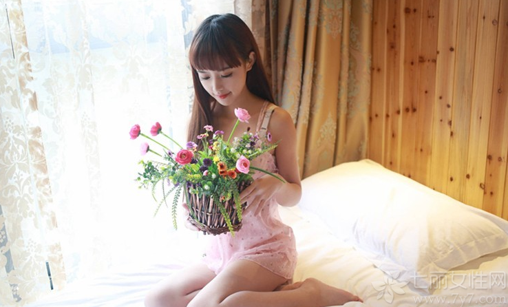 有着放电大眼的性感美女穿着粉色睡衣，释放出一种清纯与性感的双重致命魅力，特别性感的身材以及傲人的事业线，让男性们无法转移视线，白皙嫩滑肌肤以及性感长腿展示诱惑无极限的气息。分享一组大眼美女粉色睡衣写真，看性感翘臀与瓷肌的诱惑。