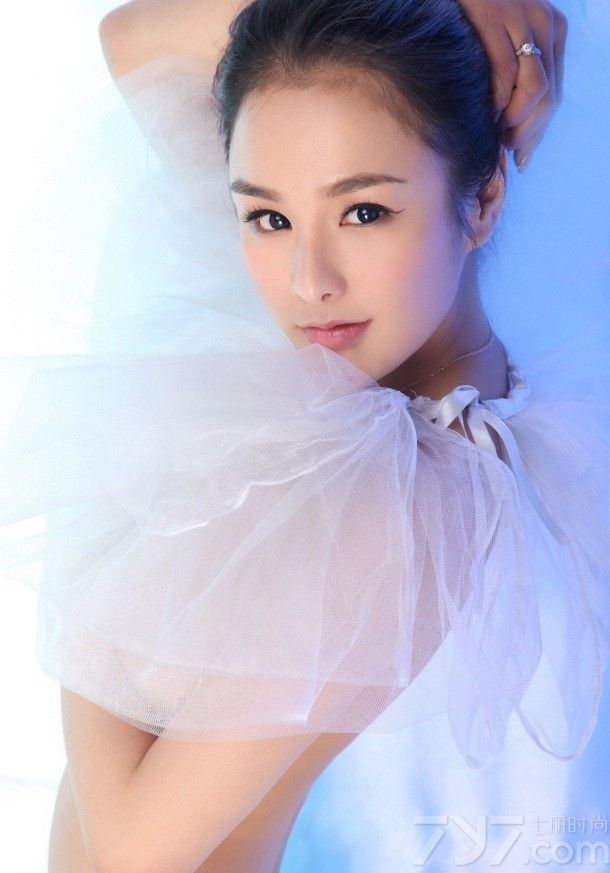 今天给大家带来的这组美女诱惑写真，清新而唯美。清秀的外表，精致的五官让人一见倾心，丸子头的造型也显得更加的有活力，脖子上用薄纱遮体，隐约露出上半身，诱惑无极限。