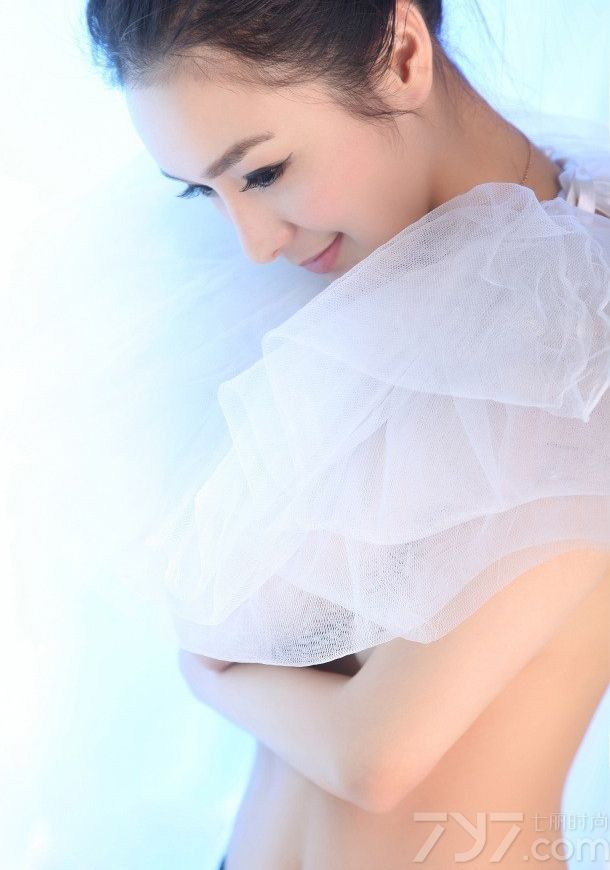 今天给大家带来的这组美女诱惑写真，清新而唯美。清秀的外表，精致的五官让人一见倾心，丸子头的造型也显得更加的有活力，脖子上用薄纱遮体，隐约露出上半身，诱惑无极限。