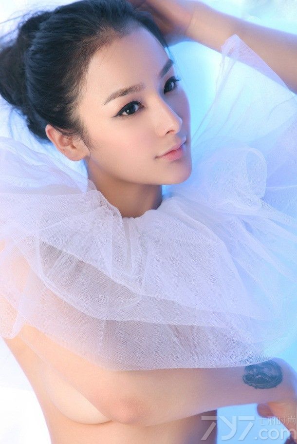 今天给大家带来的这组美女诱惑写真，清新而唯美。清秀的外表，精致的五官让人一见倾心，丸子头的造型也显得更加的有活力，脖子上用薄纱遮体，隐约露出上半身，诱惑无极限。