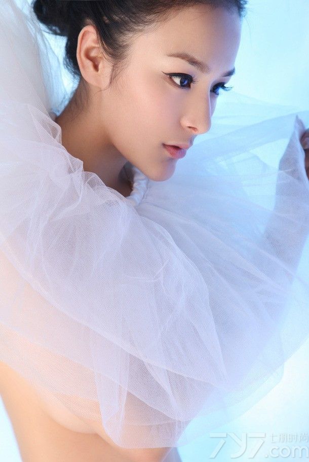 今天给大家带来的这组美女诱惑写真，清新而唯美。清秀的外表，精致的五官让人一见倾心，丸子头的造型也显得更加的有活力，脖子上用薄纱遮体，隐约露出上半身，诱惑无极限。