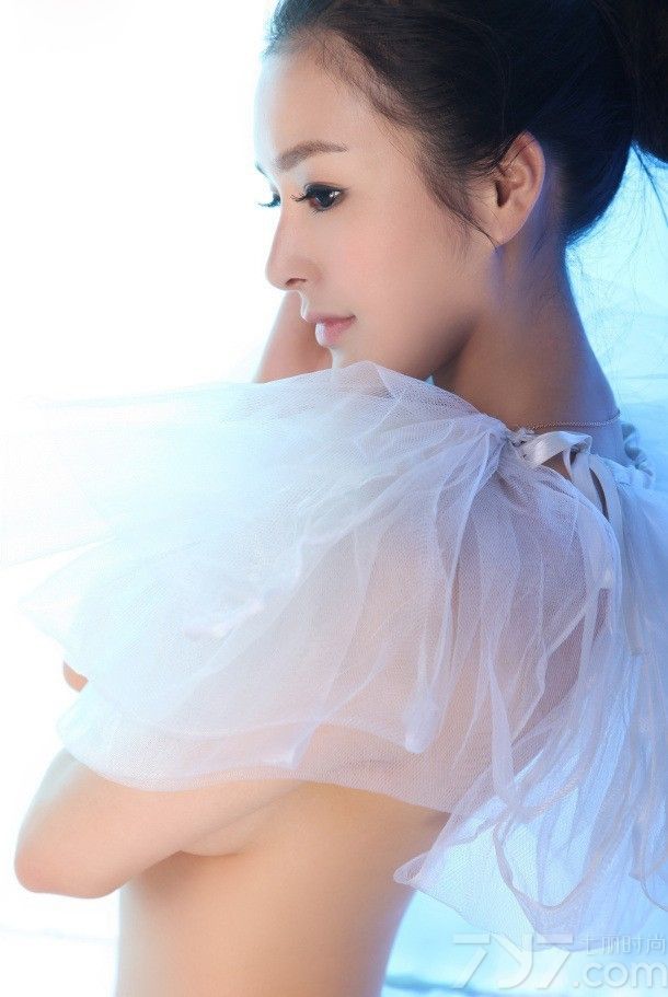 今天给大家带来的这组美女诱惑写真，清新而唯美。清秀的外表，精致的五官让人一见倾心，丸子头的造型也显得更加的有活力，脖子上用薄纱遮体，隐约露出上半身，诱惑无极限。