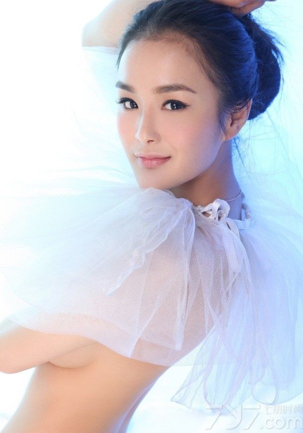 今天给大家带来的这组美女诱惑写真，清新而唯美。清秀的外表，精致的五官让人一见倾心，丸子头的造型也显得更加的有活力，脖子上用薄纱遮体，隐约露出上半身，诱惑无极限。