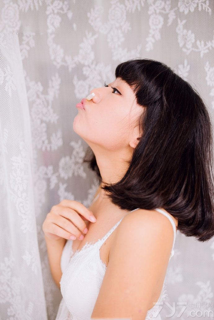 这组由性感美女穿着有些微透的性感白色比基尼，展示出与众不同的性感魅力，有些慵懒妩媚的表情，以及诱人的姿态，散发出致命气息，白皙剔透的肌肤更是撩人心扉，分享一组性感美女私房诱人床照，看白皙魅力写真撩动心扉。