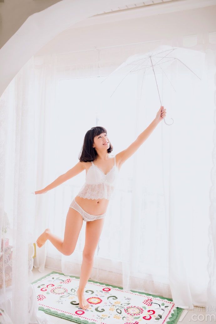 这组由性感美女穿着有些微透的性感白色比基尼，展示出与众不同的性感魅力，有些慵懒妩媚的表情，以及诱人的姿态，散发出致命气息，白皙剔透的肌肤更是撩人心扉，分享一组性感美女私房诱人床照，看白皙魅力写真撩动心扉。