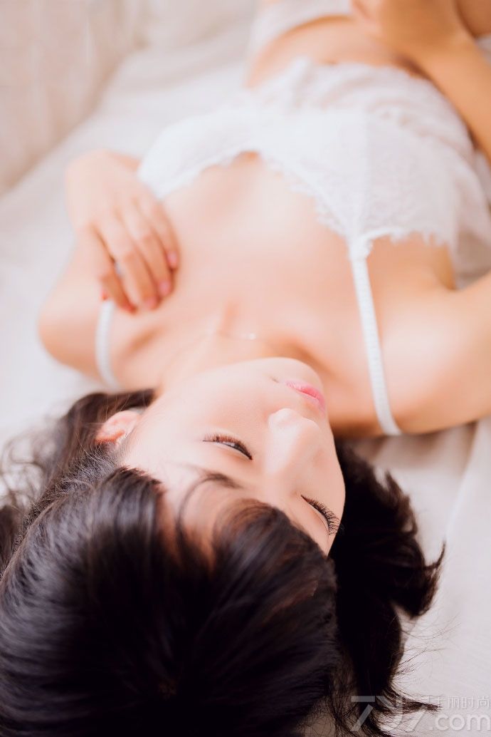 这组由性感美女穿着有些微透的性感白色比基尼，展示出与众不同的性感魅力，有些慵懒妩媚的表情，以及诱人的姿态，散发出致命气息，白皙剔透的肌肤更是撩人心扉，分享一组性感美女私房诱人床照，看白皙魅力写真撩动心扉。