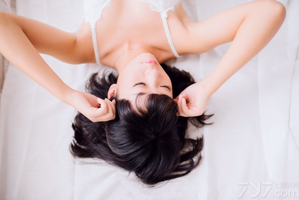 这组由性感美女穿着有些微透的性感白色比基尼，展示出与众不同的性感魅力，有些慵懒妩媚的表情，以及诱人的姿态，散发出致命气息，白皙剔透的肌肤更是撩人心扉，分享一组性感美女私房诱人床照，看白皙魅力写真撩动心扉。