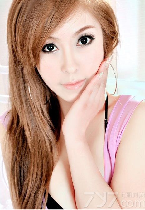 美女私房照的诱惑一直是男人们无法抵抗的，下面为大家分享的这组私房照，明媚的大眼，靓丽的长相，身材也是无人能敌，身穿性感蕾丝透视情趣内衣，露出白皙肌肤丰胸及那诱人美腿，曼妙身材展妩媚风情。