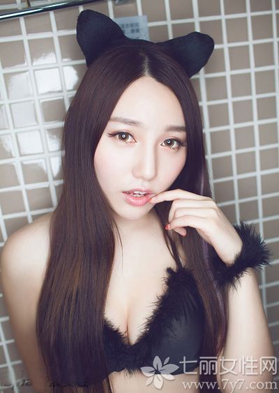 国内嫩模刘奕宁Lynn身着黑色内衣拍摄了一组性感写真，图片中刘奕宁化身性感小野猫，十分诱人。黑色内衣套装，将曼妙性感的身材曲线展露无遗，白皙的肌肤，丰满的双峰，极具诱惑力。摆出多个迷人的姿势，或诱惑、或可爱、或俏皮，一头及腰长发配上猫耳朵装饰，摄人心魂。