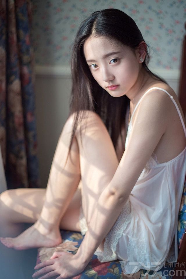 安静秀气的软妹子，哪怕是坐着都有一种致命撩人的性感气息。如果是穿着性感诱人的睡衣拍摄出来的慵懒妩媚写真，更散发出一种深入骨子里的致命魅力，到底有多诱人，一起来看看这组安静软妹子性感睡衣写真，看平胸美女的慵懒妩媚。