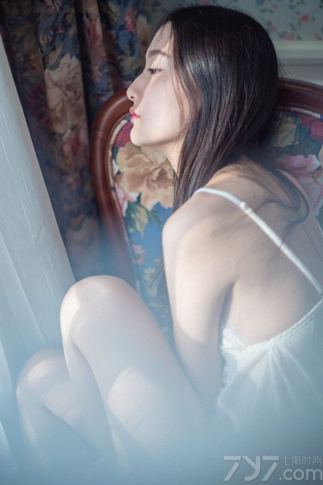 安静秀气的软妹子，哪怕是坐着都有一种致命撩人的性感气息。如果是穿着性感诱人的睡衣拍摄出来的慵懒妩媚写真，更散发出一种深入骨子里的致命魅力，到底有多诱人，一起来看看这组安静软妹子性感睡衣写真，看平胸美女的慵懒妩媚。