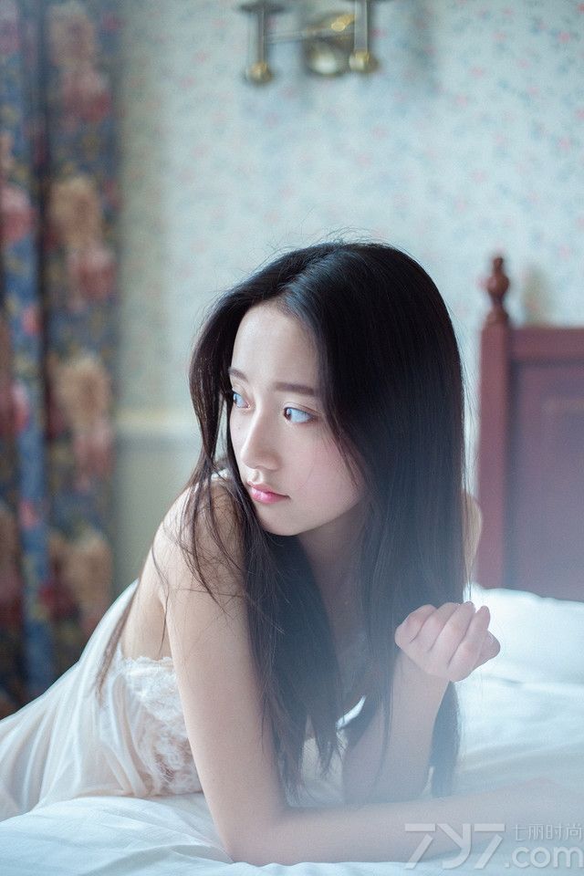 安静秀气的软妹子，哪怕是坐着都有一种致命撩人的性感气息。如果是穿着性感诱人的睡衣拍摄出来的慵懒妩媚写真，更散发出一种深入骨子里的致命魅力，到底有多诱人，一起来看看这组安静软妹子性感睡衣写真，看平胸美女的慵懒妩媚。