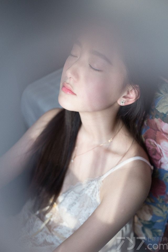 安静秀气的软妹子，哪怕是坐着都有一种致命撩人的性感气息。如果是穿着性感诱人的睡衣拍摄出来的慵懒妩媚写真，更散发出一种深入骨子里的致命魅力，到底有多诱人，一起来看看这组安静软妹子性感睡衣写真，看平胸美女的慵懒妩媚。