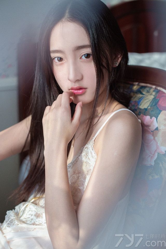 安静秀气的软妹子，哪怕是坐着都有一种致命撩人的性感气息。如果是穿着性感诱人的睡衣拍摄出来的慵懒妩媚写真，更散发出一种深入骨子里的致命魅力，到底有多诱人，一起来看看这组安静软妹子性感睡衣写真，看平胸美女的慵懒妩媚。