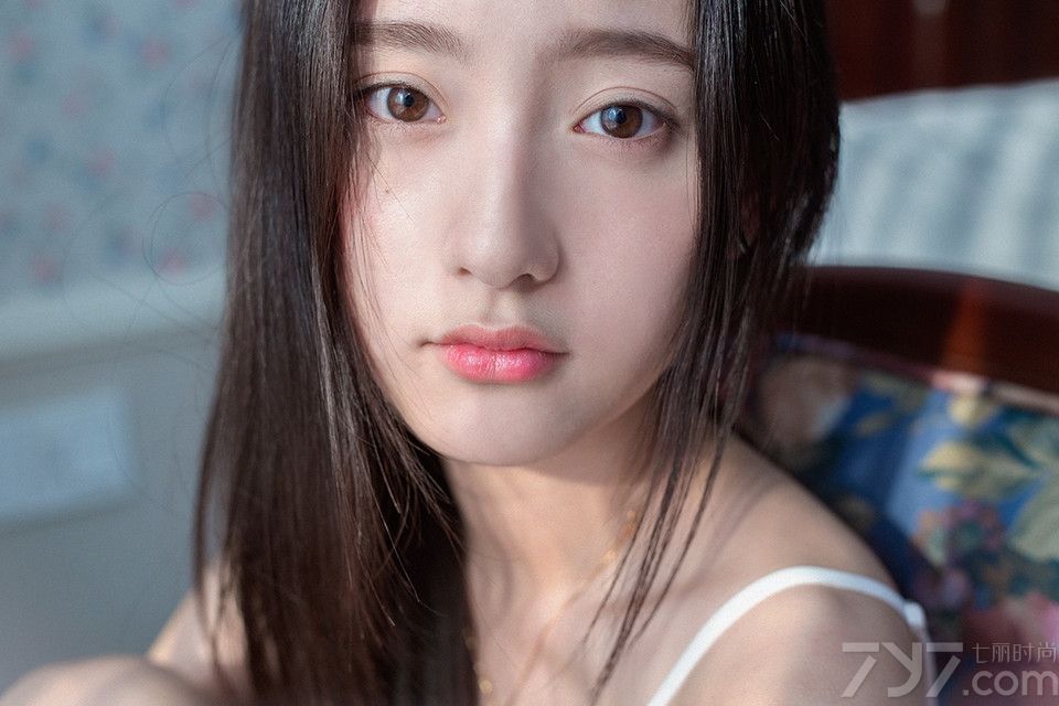 安静秀气的软妹子，哪怕是坐着都有一种致命撩人的性感气息。如果是穿着性感诱人的睡衣拍摄出来的慵懒妩媚写真，更散发出一种深入骨子里的致命魅力，到底有多诱人，一起来看看这组安静软妹子性感睡衣写真，看平胸美女的慵懒妩媚。