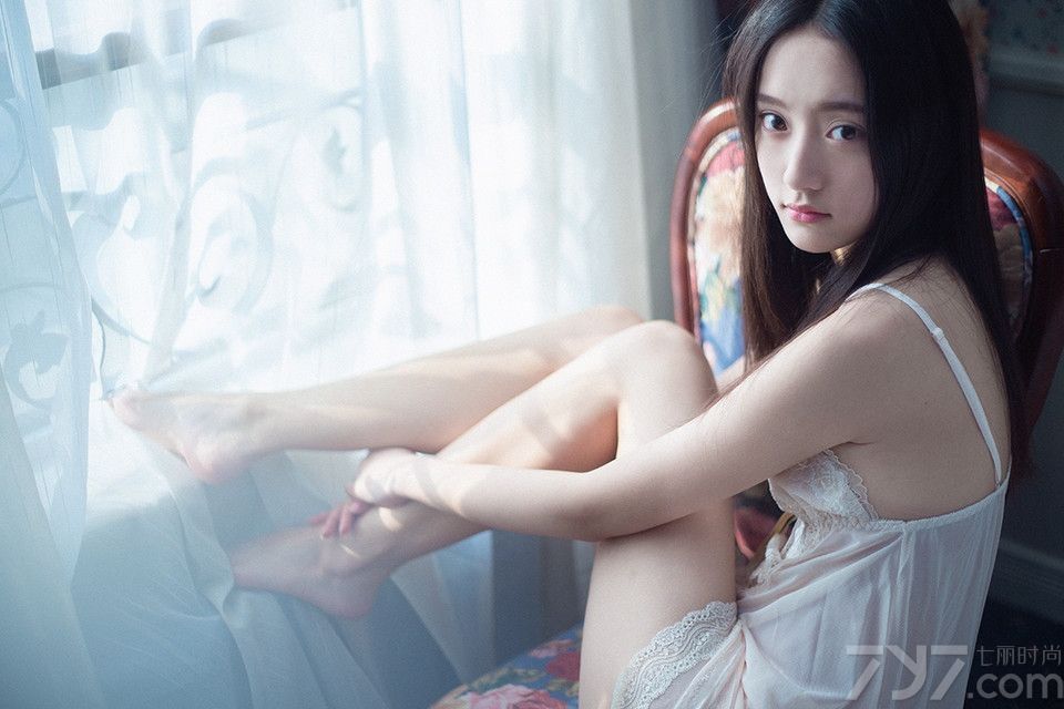 安静秀气的软妹子，哪怕是坐着都有一种致命撩人的性感气息。如果是穿着性感诱人的睡衣拍摄出来的慵懒妩媚写真，更散发出一种深入骨子里的致命魅力，到底有多诱人，一起来看看这组安静软妹子性感睡衣写真，看平胸美女的慵懒妩媚。