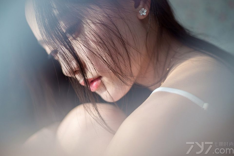 安静秀气的软妹子，哪怕是坐着都有一种致命撩人的性感气息。如果是穿着性感诱人的睡衣拍摄出来的慵懒妩媚写真，更散发出一种深入骨子里的致命魅力，到底有多诱人，一起来看看这组安静软妹子性感睡衣写真，看平胸美女的慵懒妩媚。