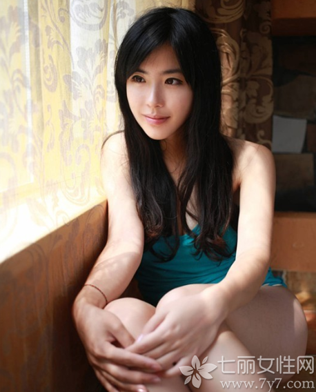 充满了致命魅力的性感尤物，在室内拍摄的性感写真图片，哪怕是穿着简单一件背心也无法遮掩住性感气息，白皙诱人的肌肤以及迷人长腿，让宅男们无法忘怀，到底有多诱人，下面一起来看看这组性感尤物私房诱人写真，看长腿美女的致命诱惑。