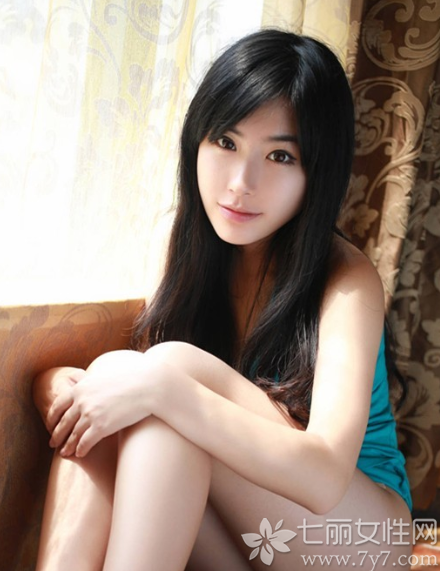 充满了致命魅力的性感尤物，在室内拍摄的性感写真图片，哪怕是穿着简单一件背心也无法遮掩住性感气息，白皙诱人的肌肤以及迷人长腿，让宅男们无法忘怀，到底有多诱人，下面一起来看看这组性感尤物私房诱人写真，看长腿美女的致命诱惑。