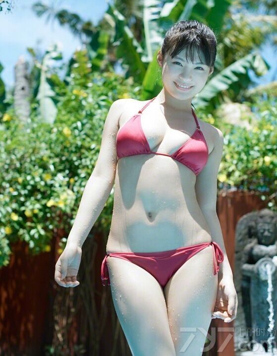 这位萝莉美女娃娃脸型，精致的五官，非常可爱甜美。身穿玫红色的比基尼大秀好身材，惹火的双峰，迷人乳沟，白皙又丰满令人非常羡慕。下面就一起来欣赏这组性感又清新的图片。