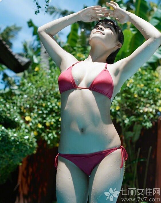 这位萝莉美女娃娃脸型，精致的五官，非常可爱甜美。身穿玫红色的比基尼大秀好身材，惹火的双峰，迷人乳沟，白皙又丰满令人非常羡慕。下面就一起来欣赏这组性感又清新的图片。