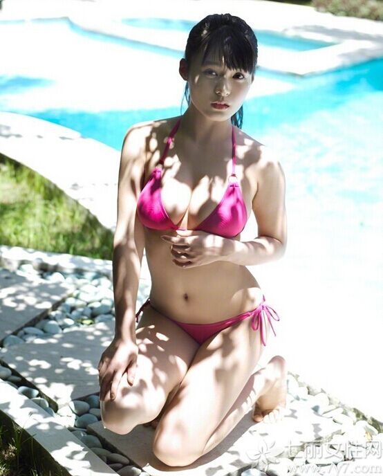 这位萝莉美女娃娃脸型，精致的五官，非常可爱甜美。身穿玫红色的比基尼大秀好身材，惹火的双峰，迷人乳沟，白皙又丰满令人非常羡慕。下面就一起来欣赏这组性感又清新的图片。