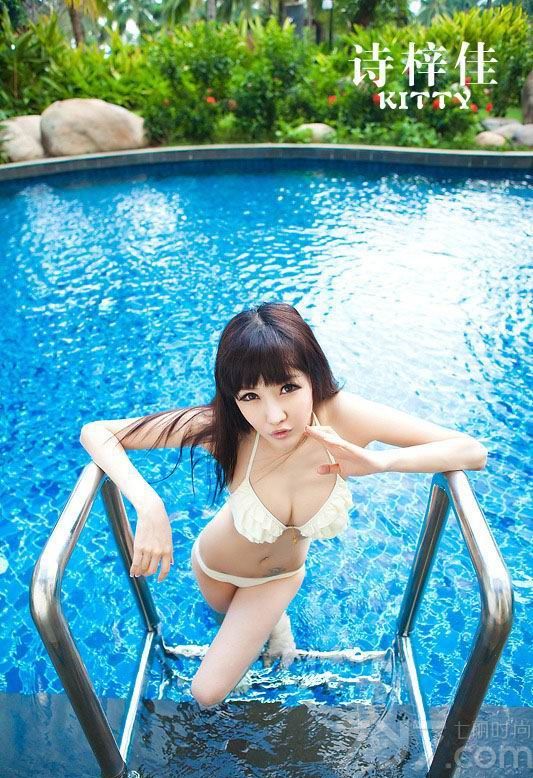 诗梓佳，作为新生代偶像模特,从出道开始就备受关注,近来更是人气一路高涨,风光无限,昔日的网络红人俨然已走向现实舞台。下面就为大家分享她的最新泳池写真，身穿性感比基尼尽显酥胸诱惑。