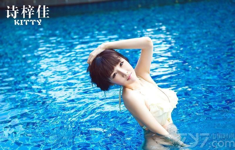 诗梓佳，作为新生代偶像模特,从出道开始就备受关注,近来更是人气一路高涨,风光无限,昔日的网络红人俨然已走向现实舞台。下面就为大家分享她的最新泳池写真，身穿性感比基尼尽显酥胸诱惑。