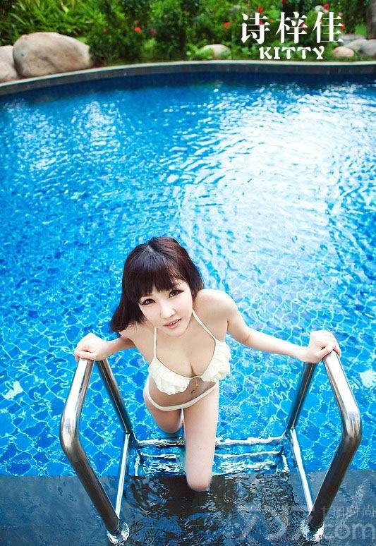 诗梓佳，作为新生代偶像模特,从出道开始就备受关注,近来更是人气一路高涨,风光无限,昔日的网络红人俨然已走向现实舞台。下面就为大家分享她的最新泳池写真，身穿性感比基尼尽显酥胸诱惑。