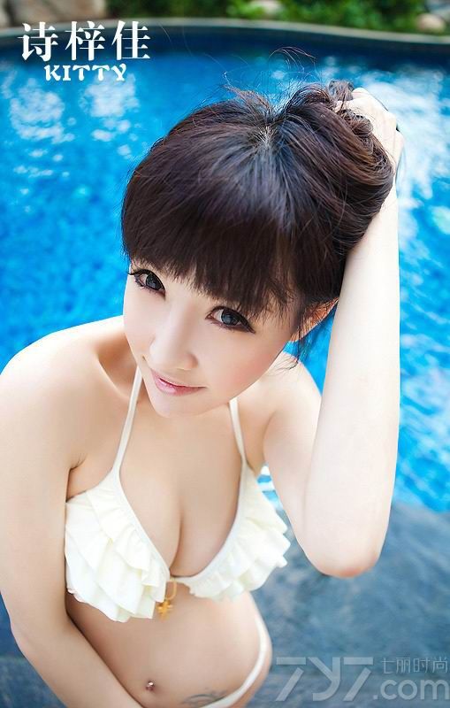 诗梓佳，作为新生代偶像模特,从出道开始就备受关注,近来更是人气一路高涨,风光无限,昔日的网络红人俨然已走向现实舞台。下面就为大家分享她的最新泳池写真，身穿性感比基尼尽显酥胸诱惑。
